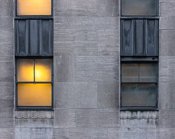 Janelas Simétricas Uma Iluminada Outra Escura Edifícios Urbanos — Fotografia de Stock