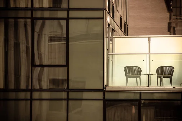 ガラスの建物の上にデッキ上の2つの椅子と都市の外観スペース — ストック写真