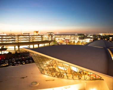 New York City - 20 Eylül 2019: Tarihi Twa Hotel ve çevresindeki bölge Kennedy Havaalanı, Queens New York gece görüldü
