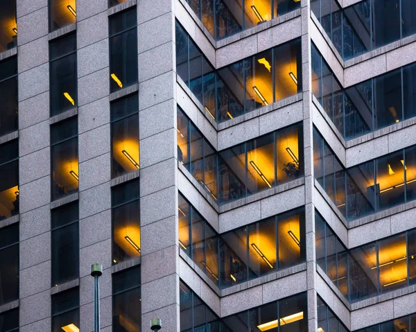 Gedung Kantor Perkotaan Dengan Lampu Diterangi Jendela — Stok Foto