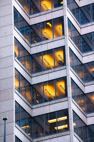 Miejski Budynek Biurowy Oświetlonymi Światłami Oknach — Zdjęcie stockowe
