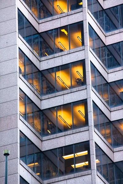 Edifício Escritórios Urbano Com Luzes Iluminadas Janelas — Fotografia de Stock