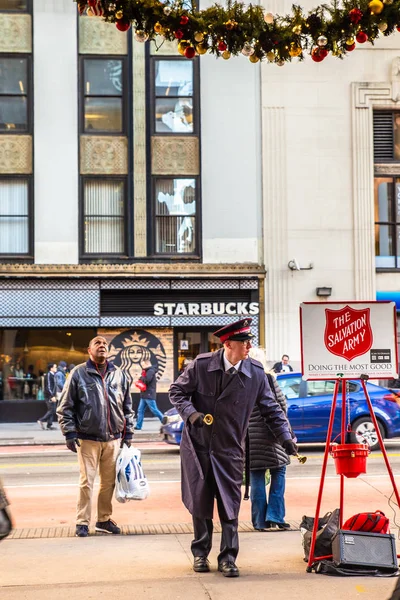 New York City Prosince 2018 Pracovník Armády Spásy Zvoní Dary — Stock fotografie