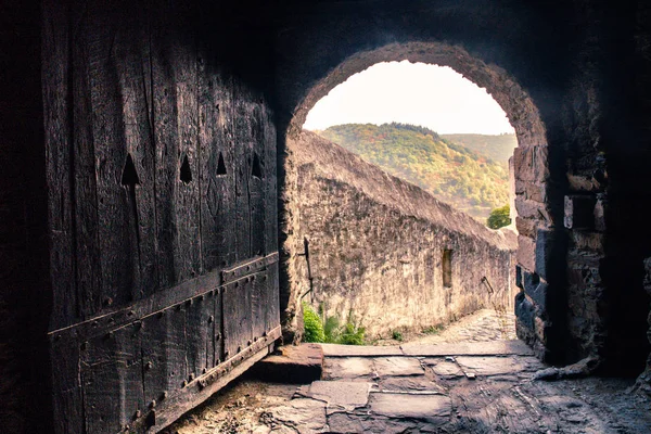 Porta Entrada Madeira Castelo Antigo Passagem Pedra Que Conduz Vista — Fotografia de Stock