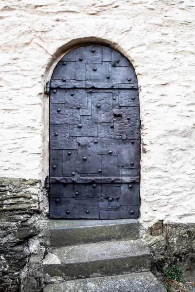 德国古堡上坚固的黑色铁门 — 图库照片