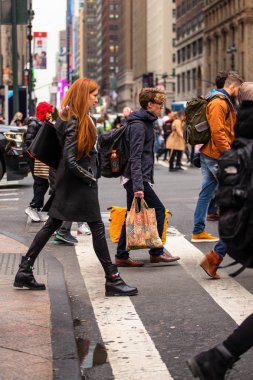 New York City - 14 Aralık 2018: New York City, Manhattan 'dan insanlarla birlikte şehir hayatı caddesi sahnesi