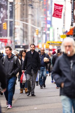 New York City - 14 Aralık 2018: New York City, Manhattan 'dan insanlarla birlikte şehir hayatı caddesi sahnesi