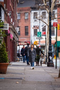 New York City - 14 Aralık 2018: New York City, Manhattan 'dan insanlarla birlikte şehir hayatı caddesi sahnesi
