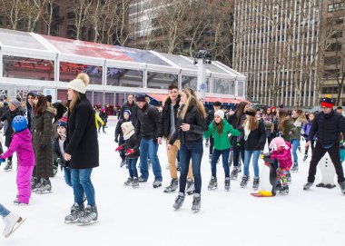 New York City - 17 Aralık 2017: New York 'taki tarihi Bryant Park' ın Noel sezonu sahnesi. Bryant Park tatil butikleri, buz pateni ve Noel ağacı ile ünlüdür., 