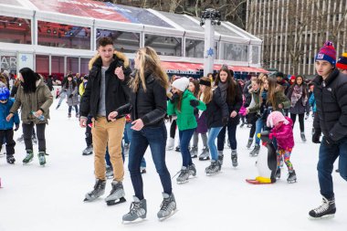 New York City - 17 Aralık 2017: New York 'taki tarihi Bryant Park' ın Noel sezonu sahnesi. Bryant Park tatil butikleri, buz pateni ve Noel ağacı ile ünlüdür., 