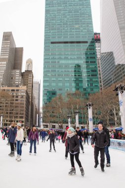 New York City - 17 Aralık 2017: New York 'taki tarihi Bryant Park' ın Noel sezonu sahnesi. Bryant Park tatil butikleri, buz pateni ve Noel ağacı ile ünlüdür., 