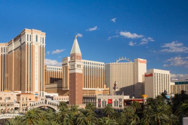 Las Vegas, Nevada - 17 Mayıs 2017: Las Vegas Nevada şehri mavi gökyüzü, kopyalama alanı ve kumarhane otelleri manzaralı. 
