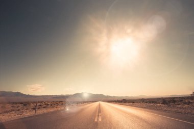 Nevada 'daki Ateş Vadisi Parkı' ndan geçen güzel çöl yolu.