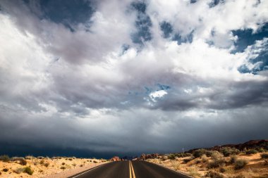 Nevada 'daki Ateş Vadisi Parkı' ndan geçen güzel çöl yolu.