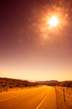 Nevada 'daki Ateş Vadisi Parkı' ndan geçen güzel çöl yolu.