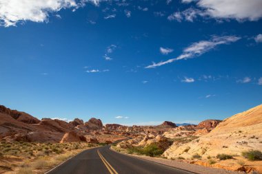 Nevada 'daki Ateş Vadisi Parkı' ndan geçen güzel çöl yolu.