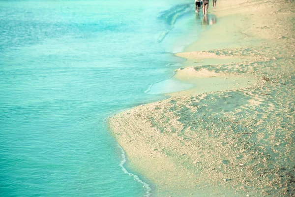 Costa Playa Tropical Con Agua Azul Clara Arena Gente Distancia — Foto de Stock