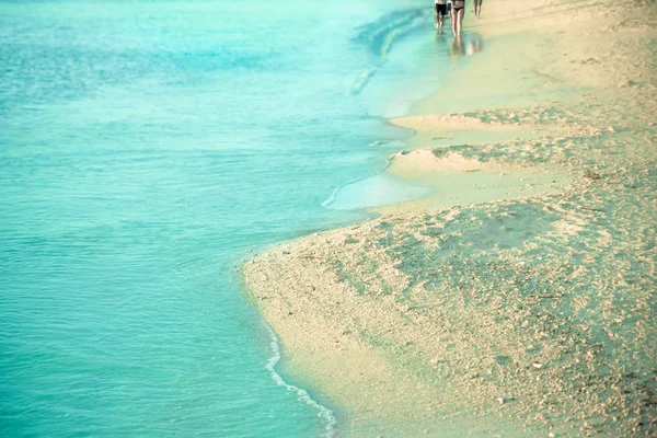 Tropische Strand Kustlijn Met Helder Blauw Water Zand Mensen Verte — Stockfoto