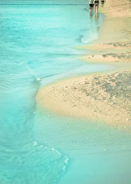 Побережье Пляжа Чистой Голубой Водой Песком Людьми Вдали — стоковое фото
