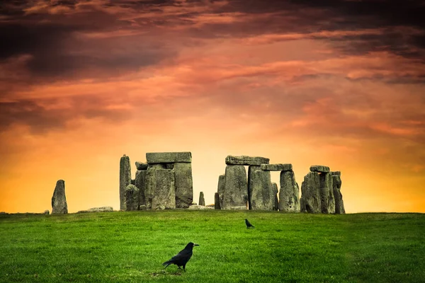 Ιστορικό Stonehenge Κάτω Από Πολύχρωμο Ηλιοβασίλεμα Μαύρα Κοράκια — Φωτογραφία Αρχείου