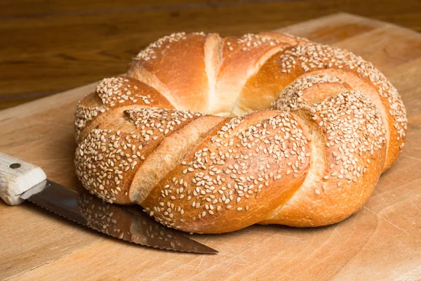 Pane Tondo Pane Italiano Con Semi Sesamo Sul Tagliere — Foto Stock