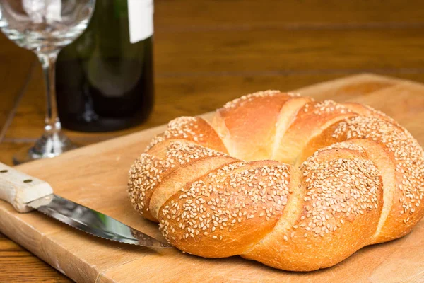 Okrągły Bochenek Włoskiego Chleba Nasionami Sezamu Desce Krojenia — Zdjęcie stockowe