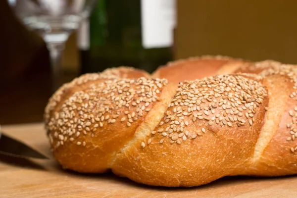 Kulatý Bochník Italského Chleba Sezamovými Semínky Řezací Desce — Stock fotografie