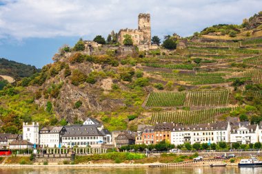 Kaub, Almanya - 5 Eylül 2018: Ren Nehri 'nden Almanya' nın Kaub köyünün görüntüsü