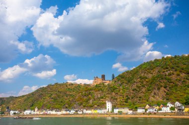 Almanya 'da Lorelei' deki Ren Nehri 'nin ortasındaki köy manzarası.
