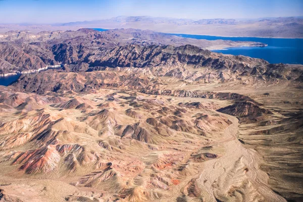 亚利桑那州与科罗拉多河和山脉的空中摄影 — 图库照片
