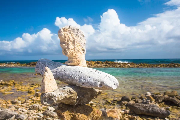 Équilibre Des Rochers Empilés Sur Plage Rocheuse Aruba — Photo