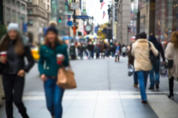 New York Caddesinin Bulanıklığı Yürüyen Bir Kalabalık — Stok fotoğraf
