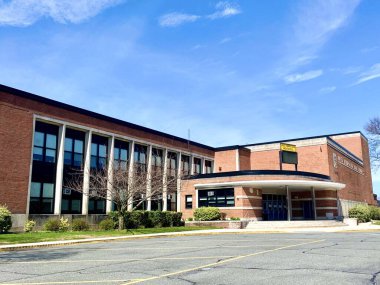 Batı HEMPSTEAD, NEW YORK - APRIL 1, 2020: Nassau County New York 'taki West Hempstead Lisesi, Covid-19 Coronavirus salgını nedeniyle zorunlu kapanma nedeniyle boş duruyor.