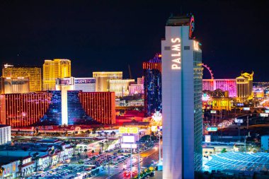 LAS VEGAS, NEVADA - 23 Şubat 2020 Las Vegas 'ta ışıklar ve kumarhane otelleri manzaralı akşam manzarası. 
