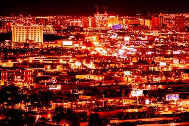 LAS VEGAS, NEVADA - 23 Şubat 2020 Las Vegas 'ta ışıklar ve kumarhane otelleri manzaralı akşam manzarası. 