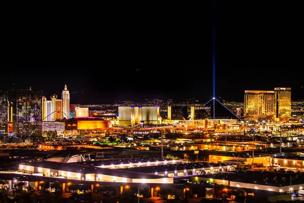 Las Vegas Nevada 2020年2月23日 从上往下俯瞰拉斯维加斯的夜景 有灯光和度假赌场酒店 — 图库照片