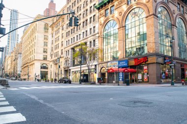 NEW YORK CITY, ABD - 18 Nisan 2020: Manhattan şehir merkezindeki boş sokaklar, New York 'ta Beşinci Cadde boyunca küresel Covid-19 Coronavirus Krizi sırasında. 