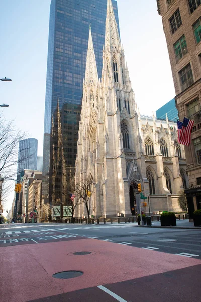 米国ニューヨーク市 エイプリル社202020年18月18日 世界的なコウィディウス危機の際 セント パトリック大聖堂を望む5番街沿いのニューヨーク市マンハッタンの空の通り — ストック写真