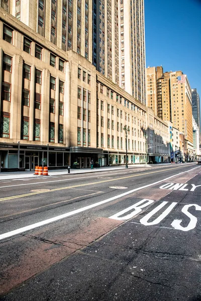 米国ニューヨーク市 エイプリル社202020年18月18日 世界的なCovid 19コロナウイルス危機の際 ニューヨーク市マンハッタンのミッドタウンに34丁目沿いの空の通り — ストック写真