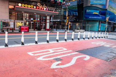 NEW YORK CITY - 19 Nisan 2020: Covid-19 Coronavirus salgını sırasında Manhattan 'da, Times Meydanı' ndaki boş caddenin görüntüsü. 