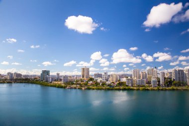 Condado Sahili 'nden yüksek binalar San Juan, Porto Riko