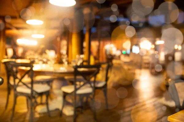 Sıcak Işıklandırma Boş Masalarla Odaklanmış Restoran Bulanıklığı Telifsiz Stok Fotoğraflar