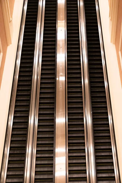 Πάνω Και Κάτω Κυλιόμενες Σκάλες Μέσα Άγνωστο Λόμπι Ξενοδοχείου — Φωτογραφία Αρχείου