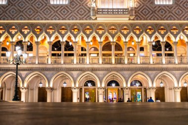 LAS VEGAS, NEVADA - 23 Şubat 2020: Las Vegas 'taki Venedik Resort' un geceleri ışıklandırılmış görüntüsü 