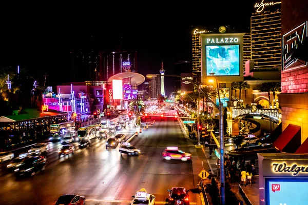 Las Vegas Nevada มภาพ 2020 ถนนลาสเวก นในเวลากลางค นพร อมไฟ — ภาพถ่ายสต็อก