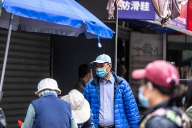 New York City - 24 Mayıs 2020: Covid-19 Coronavirus salgını sırasında Manhattan 'daki Çin Mahallesi' ndeki kaldırım pazarlarındaki insanların görüntüsü 