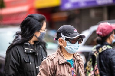 New York City - 24 Mayıs 2020: Covid-19 Coronavirus salgını sırasında Manhattan 'daki Çin Mahallesi' ndeki kaldırım pazarlarındaki insanların görüntüsü 