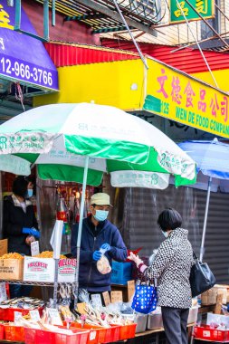 New York City - 24 Mayıs 2020: Covid-19 Coronavirus salgını sırasında Manhattan 'daki Çin Mahallesi' ndeki kaldırım pazarlarındaki insanların görüntüsü 