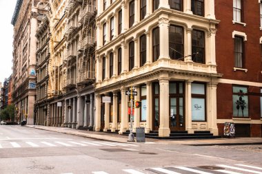 NEW YORK ŞEHRİ - 24 Mayıs 2020: Covid-19 Coronavirus Pandemisi sırasında Manhattan Soho 'da Sessiz Sokak 