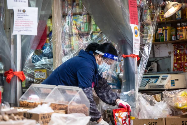 New York City May 2020 Udsigt Folk Fortovet Markeder Chinatown - Stock-foto